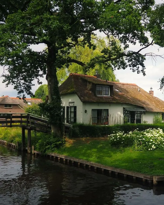 “Dream Cottages And Gardens”: 50 Idyllic Photos That Might Make You Want To Abandon City Life