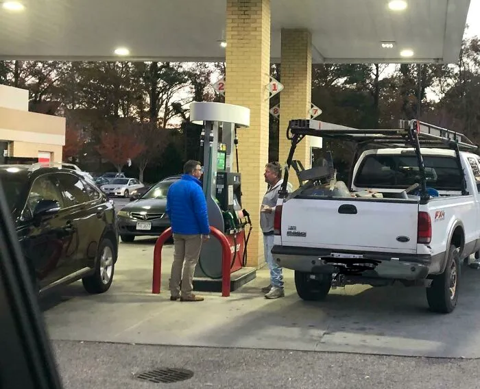 17:00, hora punta. Al menos tres coches hacen fila para llegar a un surtidor. Estos tipos ya han terminado de echar gasolina y llevan 8 minutos conversando.