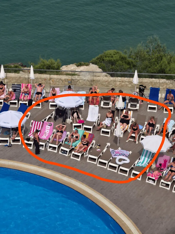 Al parecer la piscina les pertenece o algo