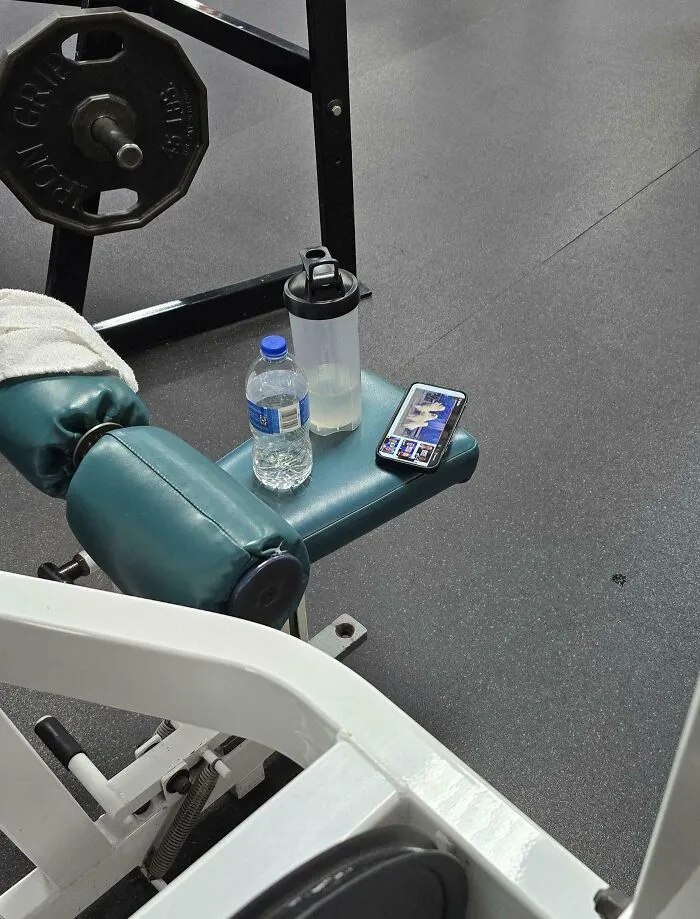 En el gimnasio, este tipo dejó sus pertenencias en esta máquina y se fue a hacer ejercicio en todas las demás máquinas.