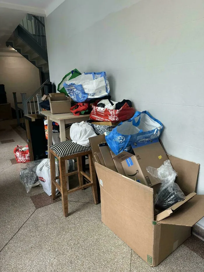 A nuestro vecino le encanta usar el pasillo exterior como una extensión de su propio apartamento.