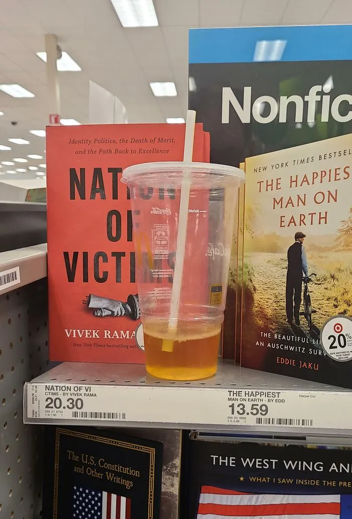 Personas dejando su comida y bebida en los estantes de libros