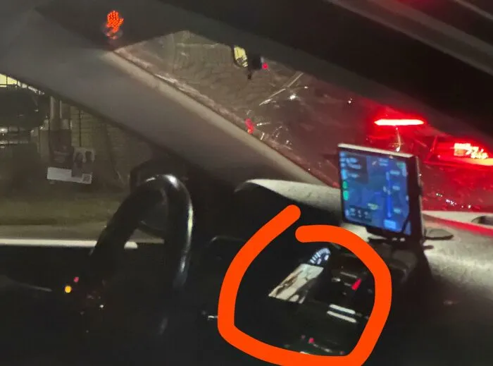 Estoy en un semáforo en rojo y el conductor del coche de al lado ve la tele mientras conduce. No seas como él.