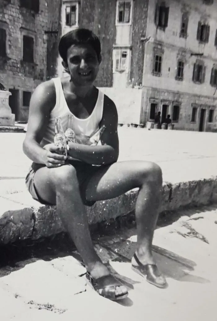 Mi abuelo sosteniendo con orgullo un montón de botellas de Pepsi durante unas vacaciones (finales de los 60). Era originario de la Checoslovaquia comunista, así que probablemente probó la Pepsi por primera vez.
