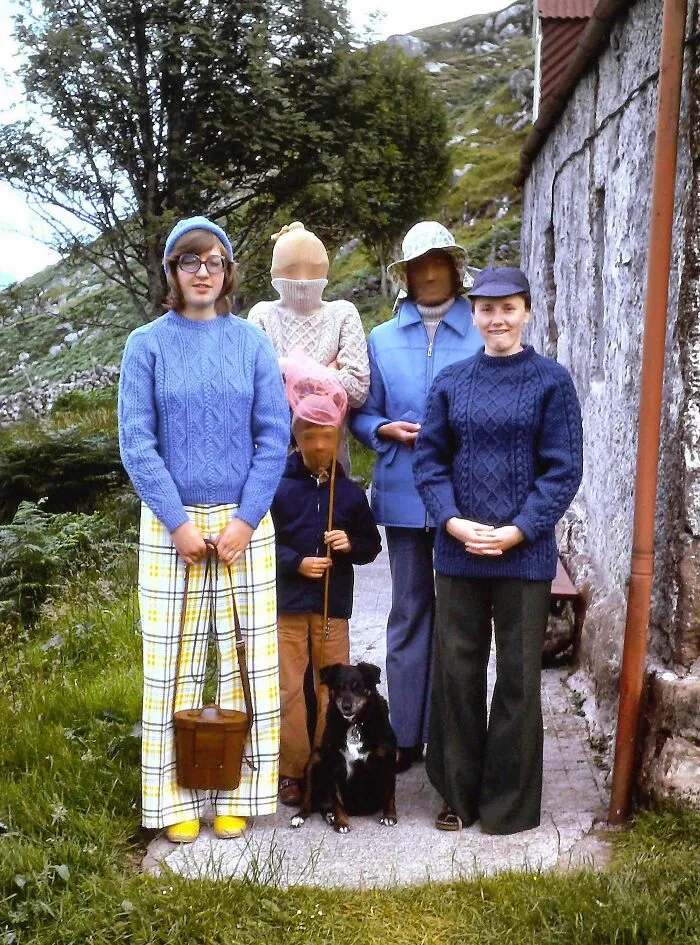 De vacaciones en las Tierras Altas de Escocia en el verano de 1974. Llevábamos medias sobre la cabeza para protegernos de las horribles nubes de mosquitos.