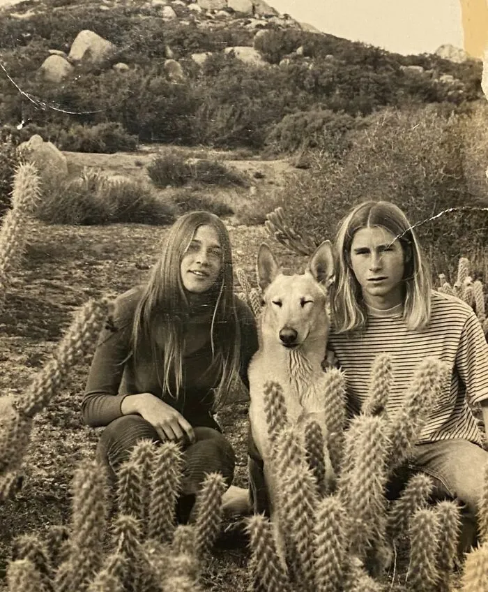 Mi compañera de piso encontró fotos antiguas de su padre mientras viajaba y surfeaba por la costa oeste en una vieja furgoneta VW con su cachorro (1972).