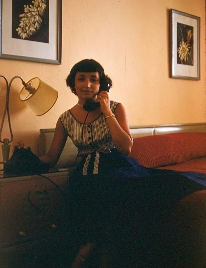Adquirí y escaneé más de 500 diapositivas Ektachrome de mi abuelo. Aquí está mi abuela de vacaciones a finales de los años 40 o principios de los 50.