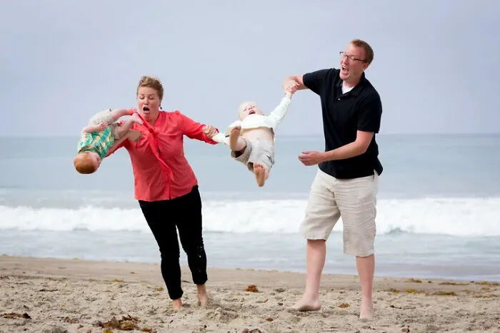Hace un tiempo, intentamos tomar fotos familiares en la playa. Los resultados fueron... inesperados.