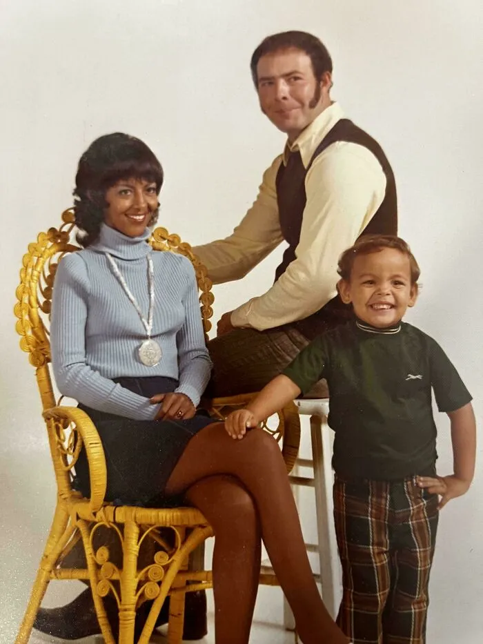 Foto familiar con pose y vestimenta retro, mostrando una escena algo incómoda pero memorable y única.