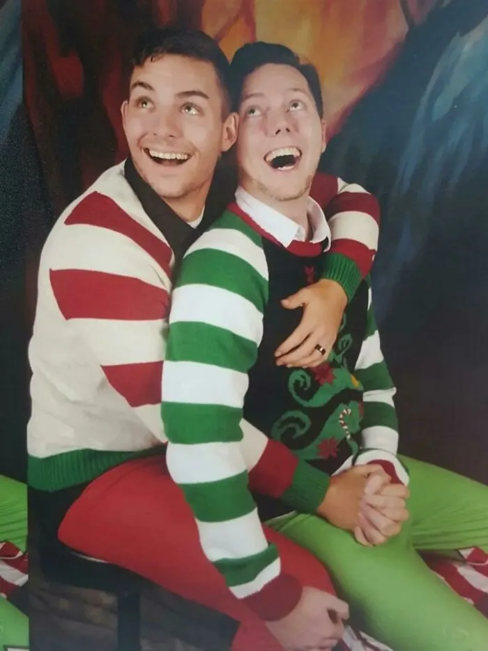 Mi papá siempre se quejaba de que no tenía fotos familiares de mi hermano y mías. Hace unas Navidades nos hicieron esta. Desde entonces, no ha vuelto a mencionar el tema de las fotos familiares.