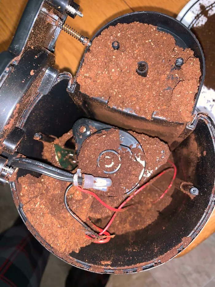 This Coffee Grinder Fills Its Base, Motor, And Circuit Boards Up With Grounds