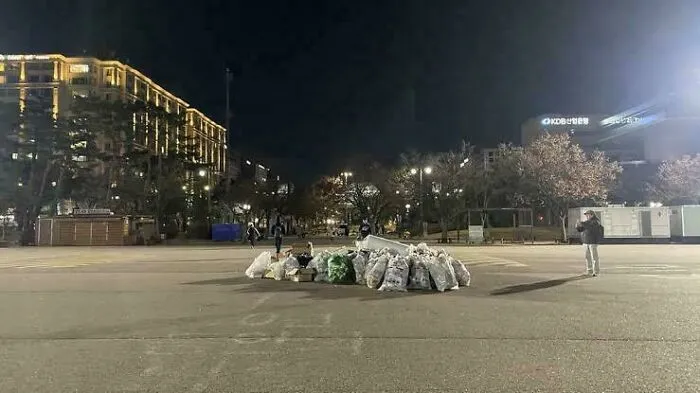A Million People Gathered To Protest In Central Seoul, South Korea And Cleaned Up Before They Left