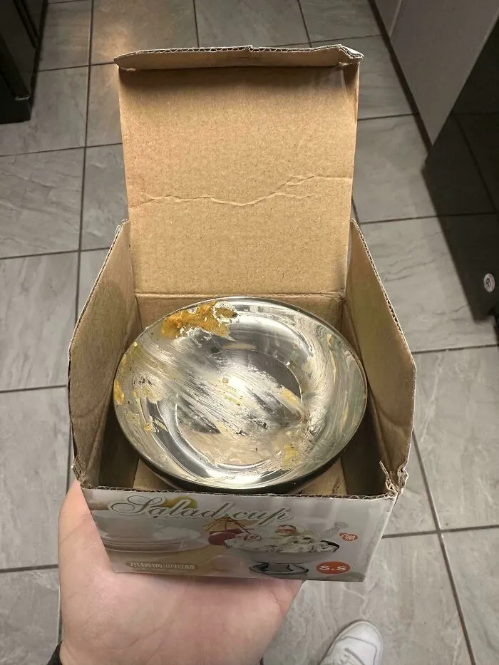 Mi prometida y yo pedimos unos cuencos pequeños para helado para poner fruta en las mesas de nuestra boda; llegaron sucios y con restos de comida.