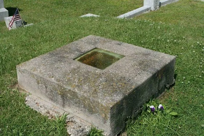 The Grave With A Window