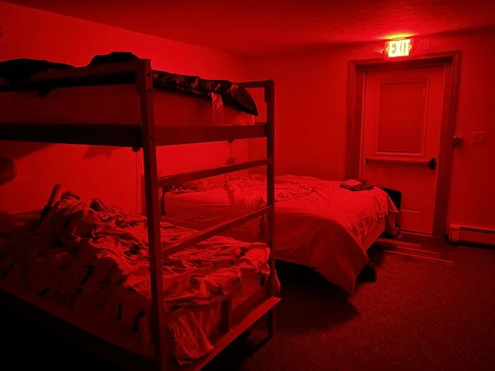 Un letrero de salida de color chillón en la habitación donde nos alojamos