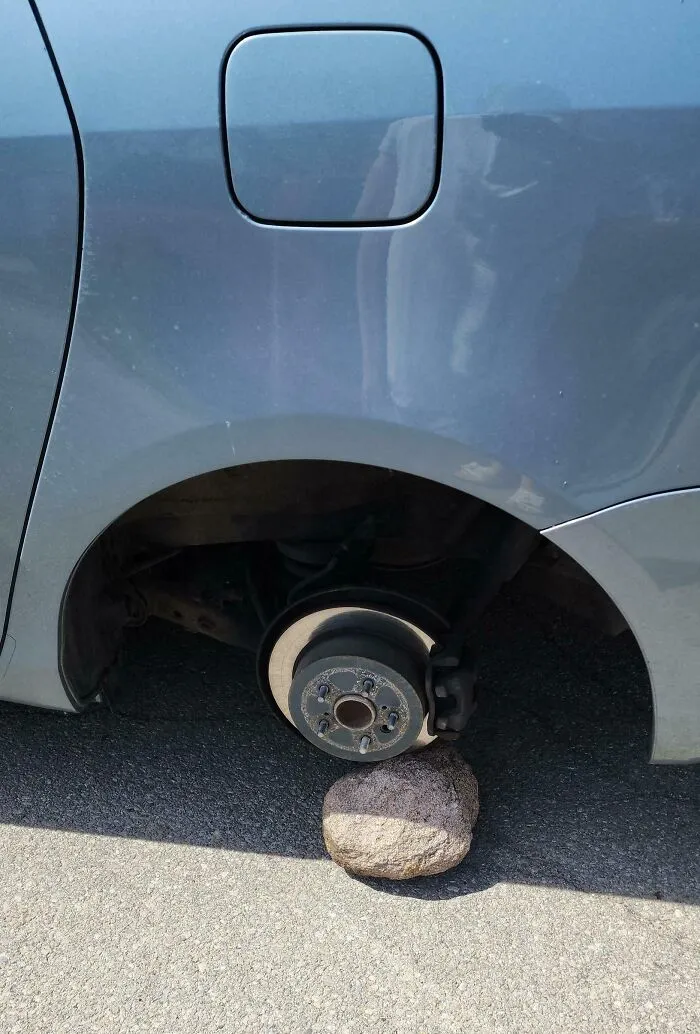 Salí a mi coche para hacer un recado y descubrí que me faltaba una rueda.