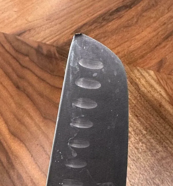 Cuando me visitan, mi familia decide usar mi cuchillo afilado de más de 10 años como abridor.