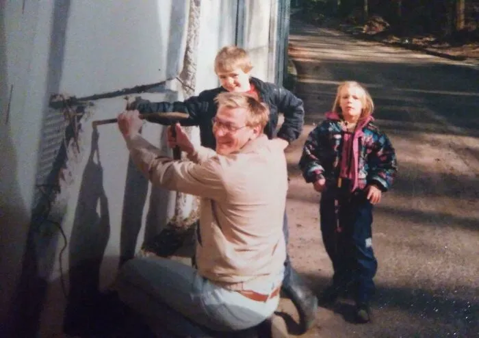 Mi padre, mi hermano y yo vandalizando el Muro de Berlín en 1988 (Vivíamos en el lado oeste)