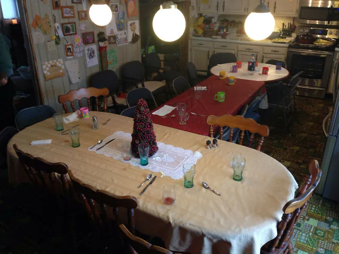 Mi novia no entendía por qué me divertía tanto la disposición de la mesa de su familia.