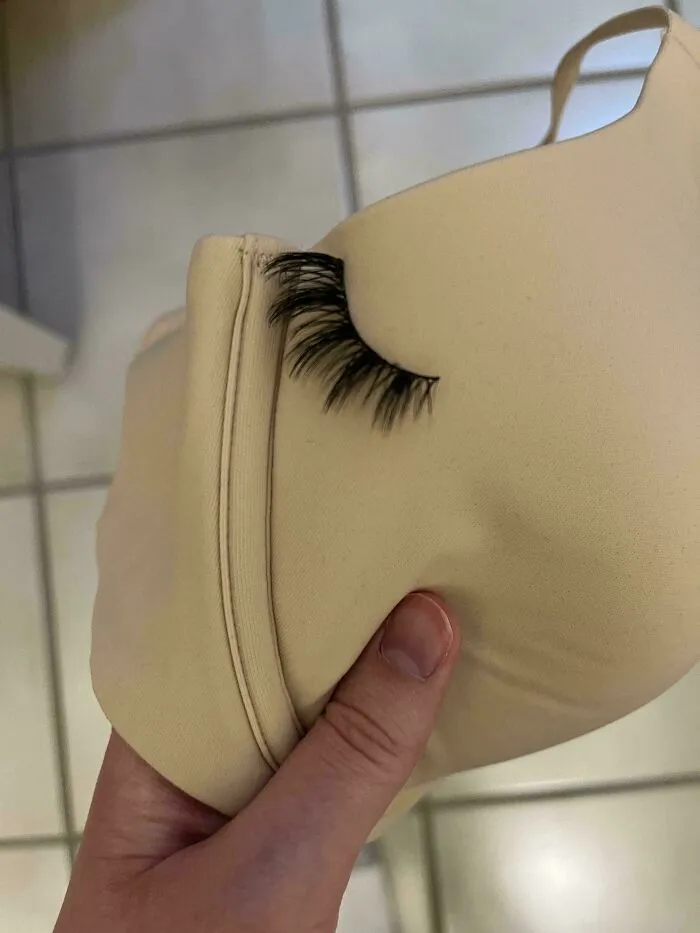 Sujetador beige con pestaña postiza pegada al costado, ejemplo divertido de compra online que salió mal.