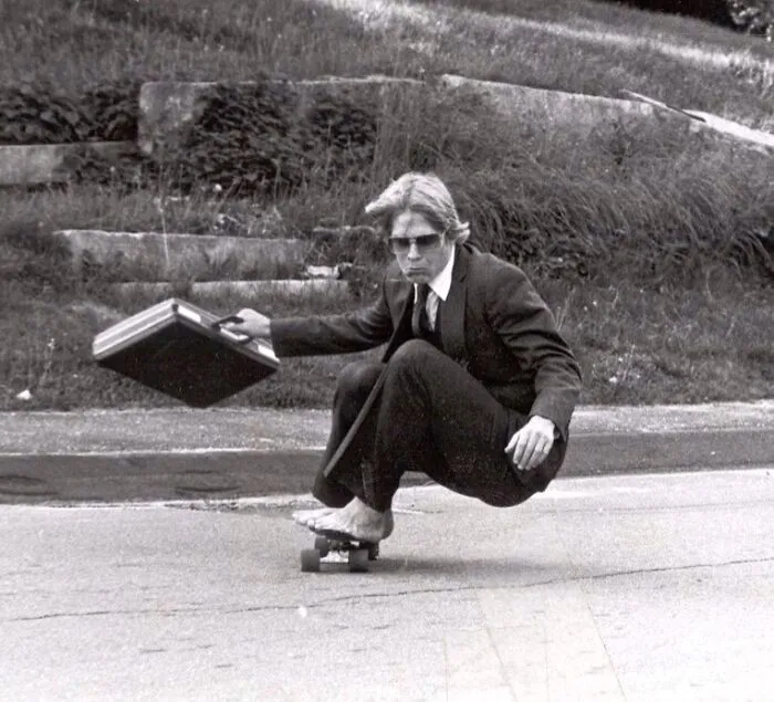 Mi papá yendo en monopatín a la escuela Hyde en 1982. Creo que era más genial que yo.