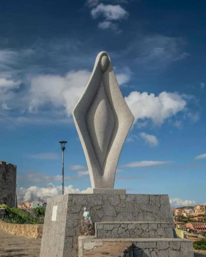 Se supone que esta es una estatua de la Virgen María de una escultora llamada Maria Scanu