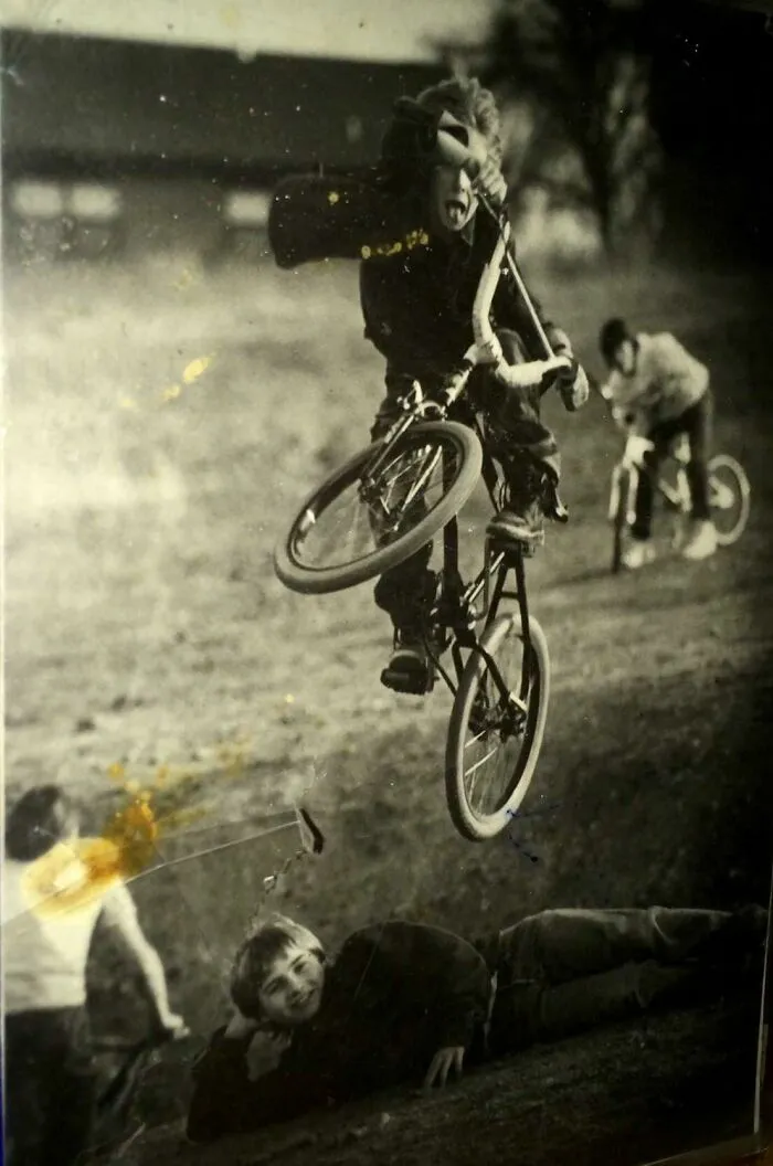 Mi padre se metió en problemas por faltar a la escuela porque el periódico local publicó esta foto suya, 1984