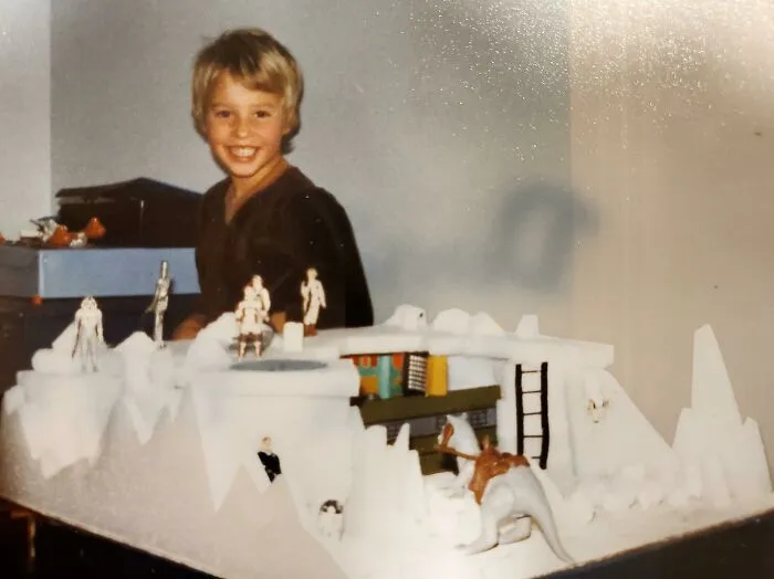 Yo llegando a casa después del colegio a principios de los 80 y encontrándome con la sorpresa de esta base de Hoth que mi madre me había hecho.