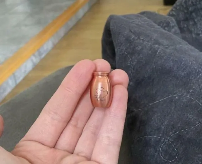 Mi amiga encargó por internet una urna grabada para depositar las cenizas de su padre, ¡y aquí está!