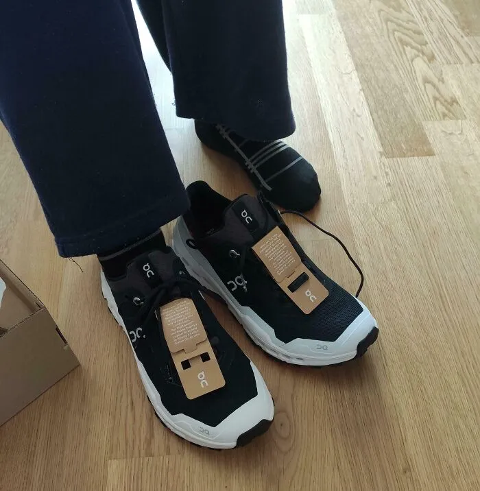 Los zapatos que mi novia pidió por internet son para el mismo pie.