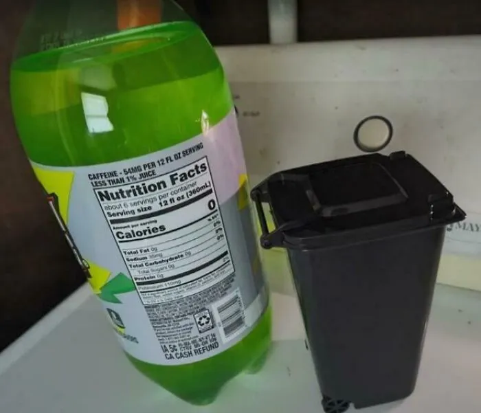 Pedí un bote de basura de 32 galones en Walmart y me llegó un juguete. El vendedor, un fraude, luego cambió el anuncio a un estuche para lápices con forma de bote de basura.