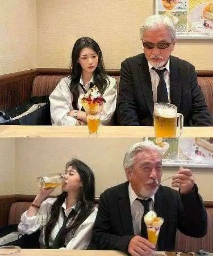 Hombre mayor y mujer joven disfrutando postres y bebidas en restaurante, imagen divertida para grupo online de pics que impactan.