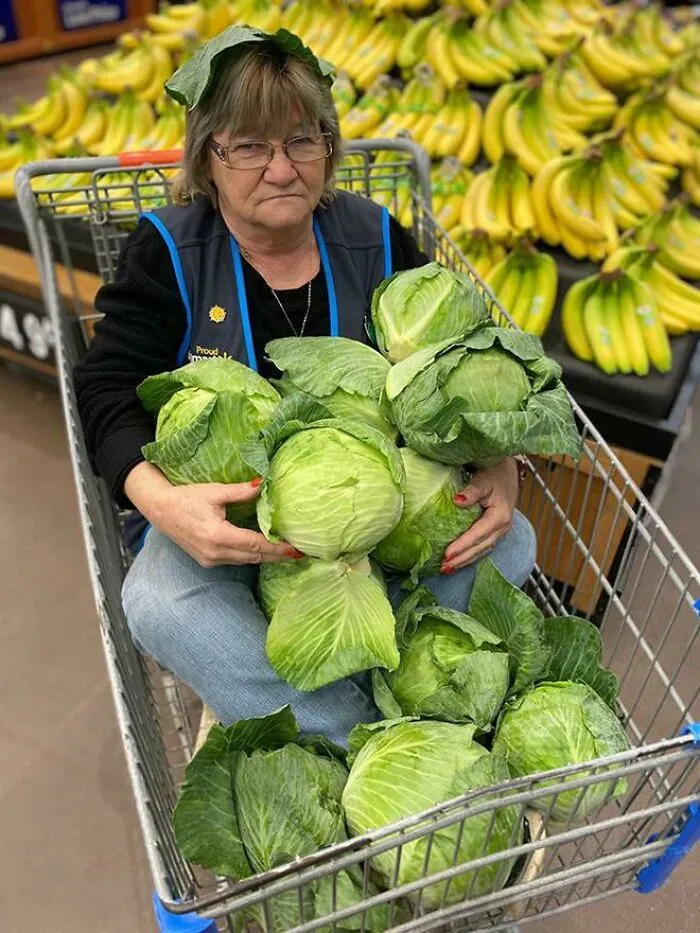 Charlene trabaja en un Walmart de Maryland y aparece en su página de Facebook para mostrar productos. Ahora es famosa en internet.