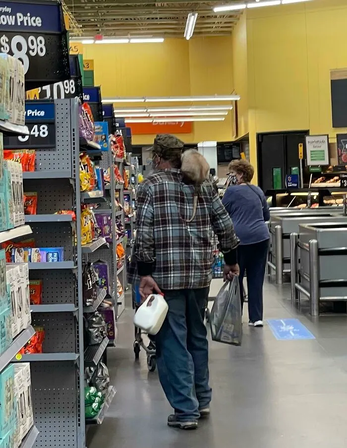 Estoy de compras en un Walmart de Carolina del Norte ahora mismo y este hombre tiene una zarigüeya viva en su hombro. 😂🐀