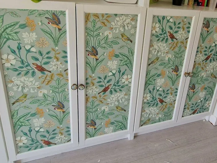 Compré este mueble de almacenaje de IKEA hace muchísimo tiempo, pero odiaba que fuera blanco. ¡Por fin me he animado a hacerle algunos cambios!