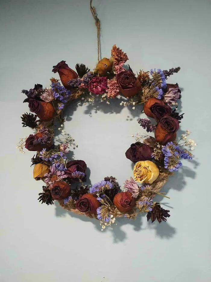 ¡He guardado todos los ramos de flores que mi marido me ha regalado desde que nos mudamos a nuestra casa, y finalmente ayer monté esta corona!