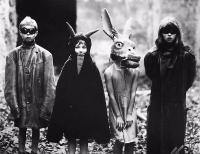 50 Vintage Halloween Costumes So Creepy, They May Scare The Bejesus Out Of Your Neighbors
