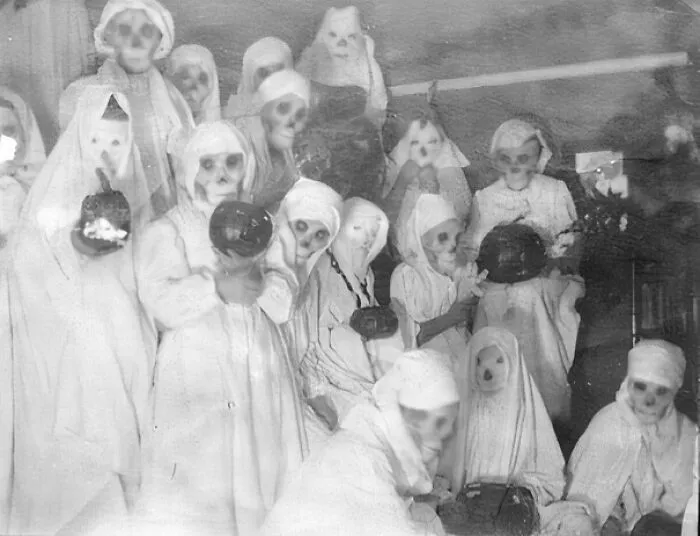 50 Vintage Halloween Costumes So Creepy, They May Scare The Bejesus Out Of Your Neighbors