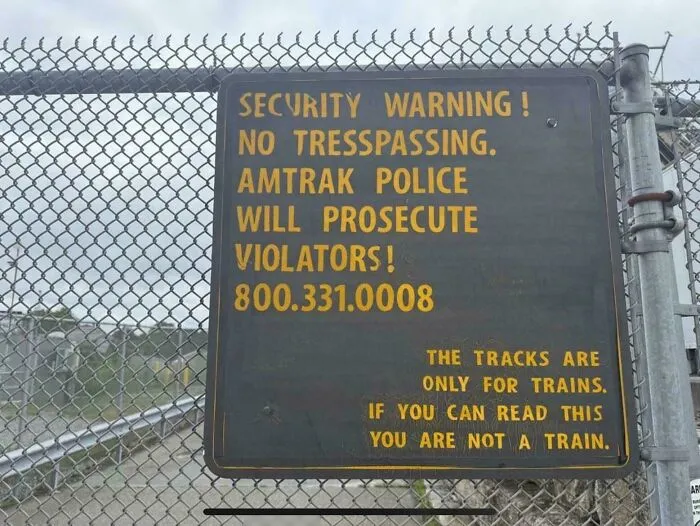 Aviso de seguridad. No entrar. La policía de Amtrak perseguirá a los infractores.