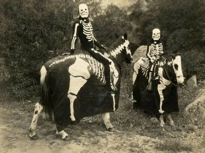 50 Vintage Halloween Costumes So Creepy, They May Scare The Bejesus Out Of Your Neighbors