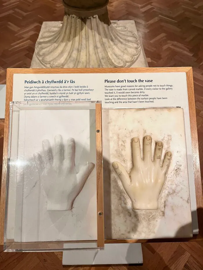 Un museo que muestra lo que sucede cuando se permite a los visitantes tocar el mármol.