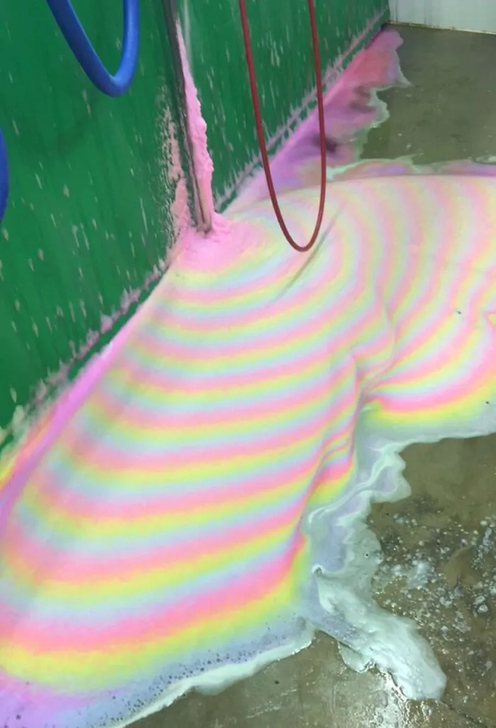 Espuma multicolor en el suelo formando patrones extraños, un ejemplo de algo muy random que la gente tomó en foto.