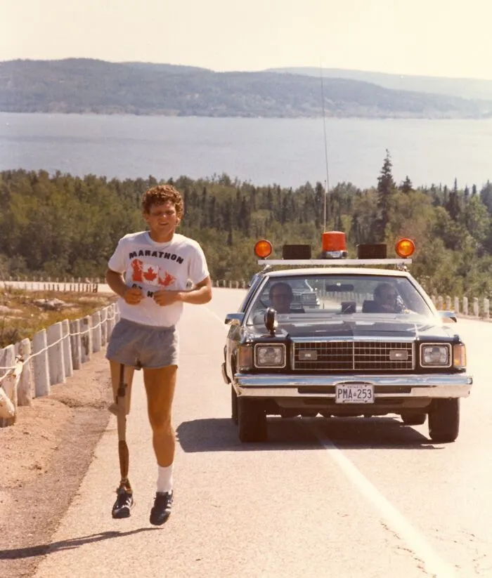 Terry Fox tenía 22 años en 1980 cuando se propuso correr aproximadamente 8.000 kilómetros a través de Canadá.