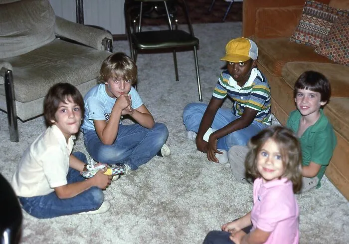 Mi papá y mis amigos se parecen al elenco de Stranger Things (1982).