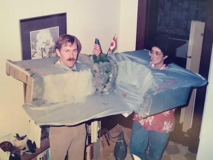 Mi padre estadounidense y mi madre canadiense disfrazados de las Cataratas del Niágara para Halloween de 1985
