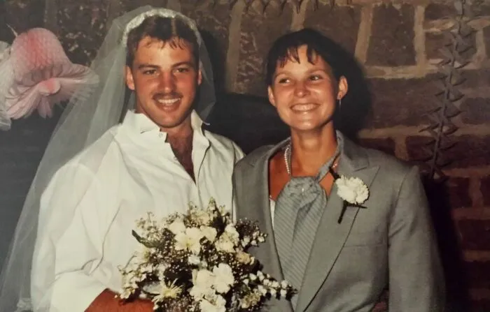 Mis padres intercambiando trajes de boda, 1984
