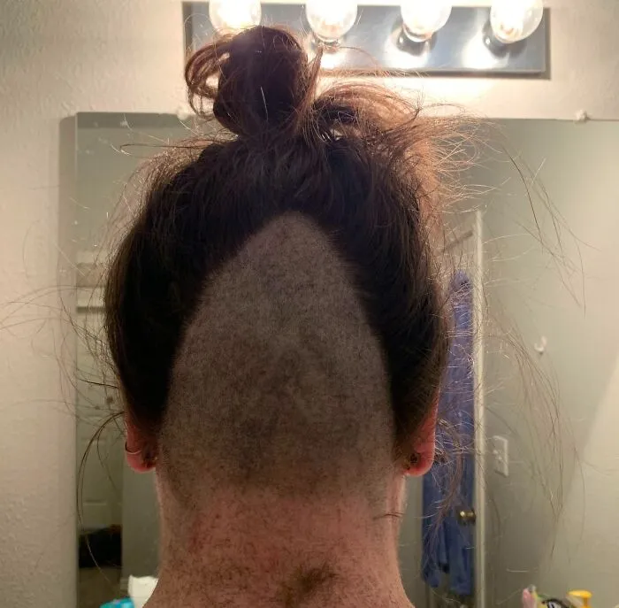 Así que, desde hace una semana, mi amiga me ha estado pidiendo que le corte el pelo... No tengo idea de dónde sacó la idea de que no lo arruinaría.
