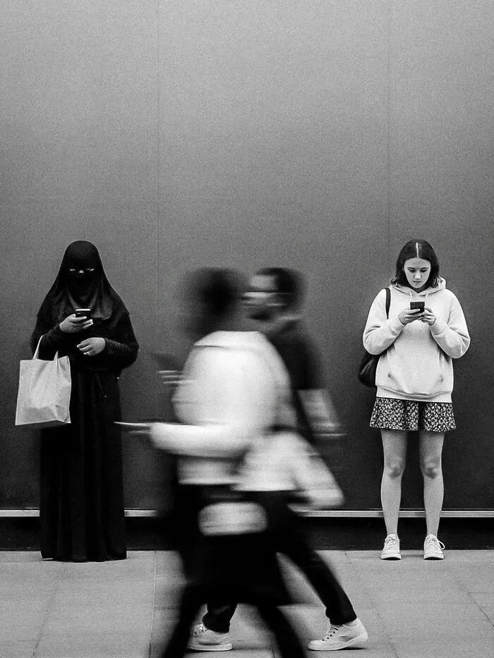 This Photographer Captured 54 Street Shots Full Of Light, Shadow, And Emotion