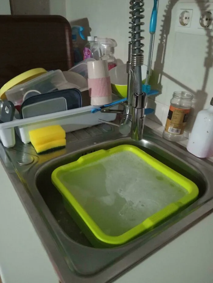 El lavabo se llenó de agua tibia y jabón... mi marido y yo estábamos dormidos