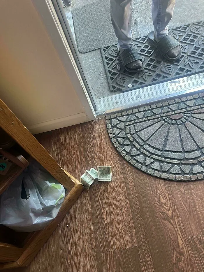 Alguien está metiendo dinero por debajo de la puerta